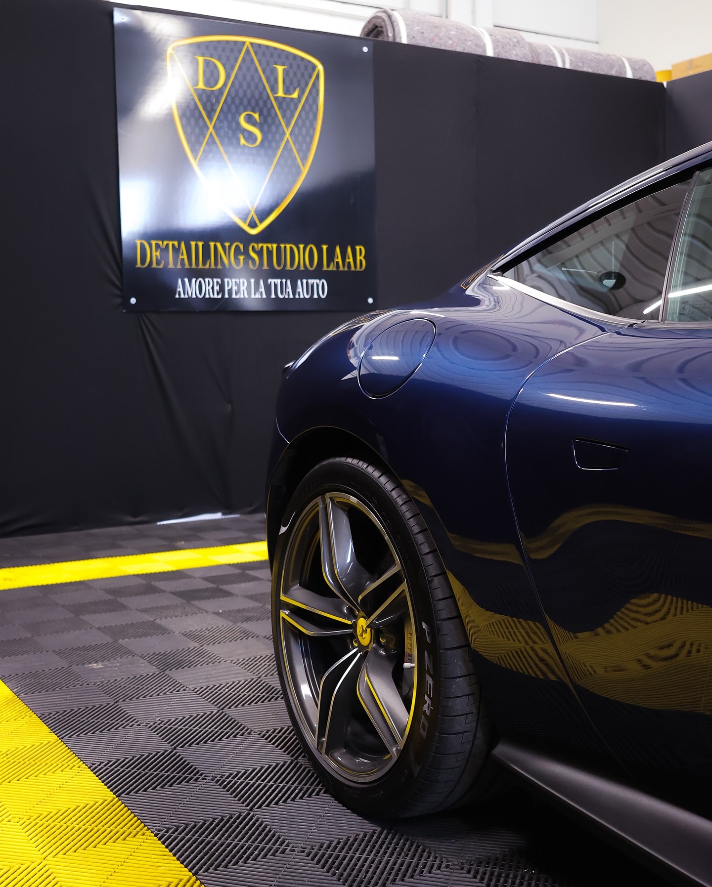 Ferrari Roma blu - Frontale