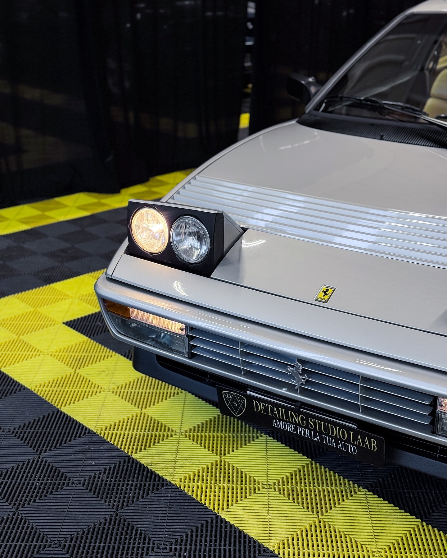 Ferrari Mondial grigia - Frontale