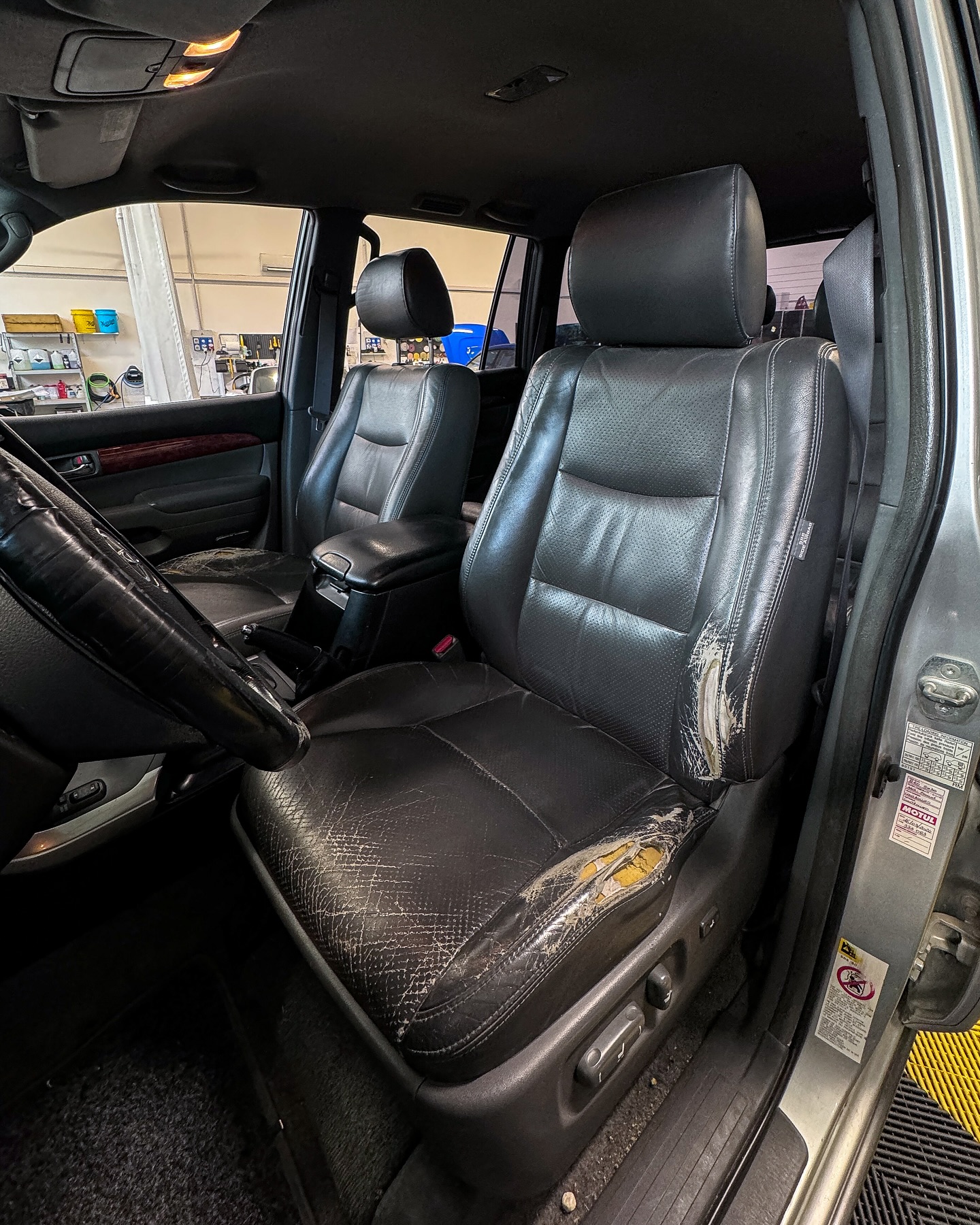 Prima: sedile consumato e scolorito